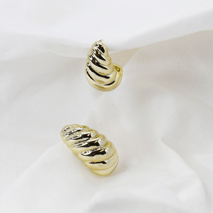 Gold-tone boutique earrings with a premium hypoallergenic finish,
Silver earrings crafted for waterproof durability and daily wear,
Colorful crystal earrings designed for standout boutique displays,
Lightweight metal hoops with tarnish-resistant shine,
Vibrant gemstone earrings ideal for modern wholesale collections,
Polished silver studs featuring an allergy-safe coating,
Gold-plated earrings with refined crystal accents,
Handcrafted beaded earrings offering bold colorful style,
Waterprnt earrinoof stateme
